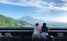 湖のホテル